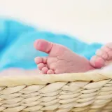 Małe stópki w koszyku, jakby czekały na piękne niemieckie imiona.