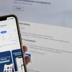 Aplikacja mObywatel na telefonie. Czy osoba niepełnoletnia może mieć mObywatela? Wiek 4+ sugeruje, że tak.