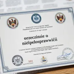 Orzeczenie o niepełnosprawności dziecka, oficjalny dokument z pieczęciami i orłem.