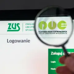 Lupa powiększa logo PUE ZUS, platformy usług elektronicznych. To miejsce, gdzie wielu Polaków, w tym osoby z 300 plus, loguje się do systemu.