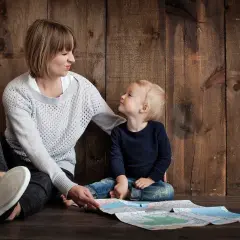Mama próbuje wytłumaczyć dwulatkowi, gdzie jesteśmy, ale on ma swój bunt dwulatka i woli patrzeć na mapę.
