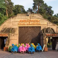 Kolorowe dinozaury czekają na dzieci przed wejściem do Juraparku Solec Kujawski. To świetne atrakcje dla dzieci w Kujawsko-Pomorskiem!