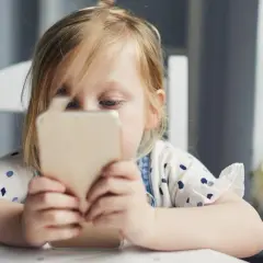 Jak telefon komórkowy wpływa na rozwój dziecka - negatywne skutki ekranów