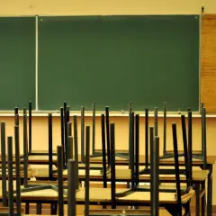 Puste krzesła odwrócone na ławkach w sali lekcyjnej. Cisza i spokój, kiedy jest przerwa świąteczna wielkanocna.