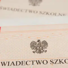 Zbliżenie na polskie świadectwo szkolne z godłem orła i czerwono-białym paskiem.