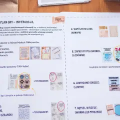 Instrukcja do gry podchody "Tajnej Misji". Zawiera wskazówki, jak ukryć listy i zagadki, oraz przykłady elementów gry.