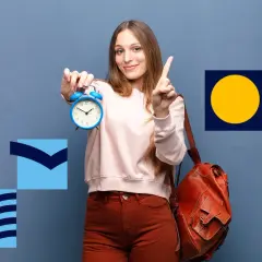 Dziewczyna z budzikiem i plecakiem, gotowa na egzamin. To jej świadectwo dojrzałości, czas na sukces!