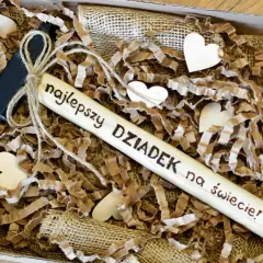 Prezent na dzień babci i dziadka: drewniany młotek z napisem "najlepszy DZIADEK na świecie!", ozdobiony serduszkami.
