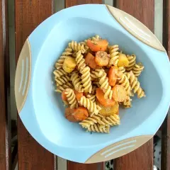 Kolorowy makaron fusilli z marchewką i ziemniakami, idealny pomysł na obiad dla dzieci.