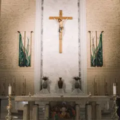 Ołtarz w kościele z krzyżem i obrazem Jezusa. Warto pomyśleć o imiona do bierzmowania.