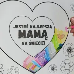 Kolorowanka dla mamy z sercem i napisem "Jesteś najlepszą mamą na świecie!". Dziecko koloruje serduszko i tęczę.
