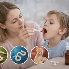 Matka podaje dziecku lek. W kółkach widoczne są różne rodzaje pasożytów, w tym owsiki w kale.