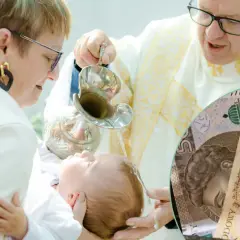 Chrzest dziecka z wodą święconą i polskimi banknotami. Zastanawiasz się, ile daje się na chrzciny?