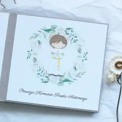 Album na pamiątkę Pierwszej Komunii Świętej dla chłopca. Urocza ozdoba z postacią dziecka w wianku. Idealny pomysł na prezent.