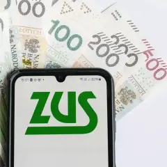 ZUS na ekranie telefonu otoczony polskimi banknotami. Czy to zapowiedź przyszłej kuroniówki?