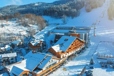 Zimowy kurort z hotelami i wyciągiem narciarskim. Idealne miejsce na ferie 2026!