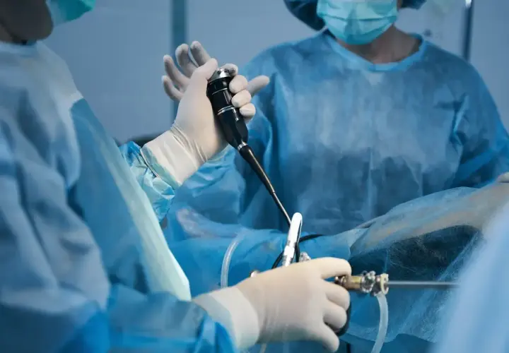 Chirurg wykonuje histeroskopię, badanie wnętrza macicy. To nowoczesna metoda diagnostyki i leczenia.