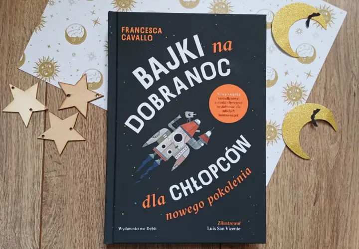 Książka "Bajki na dobranoc dla chłopców nowego pokolenia" z rakietą na okładce, otoczona złotymi gwiazdkami i księżycami.
