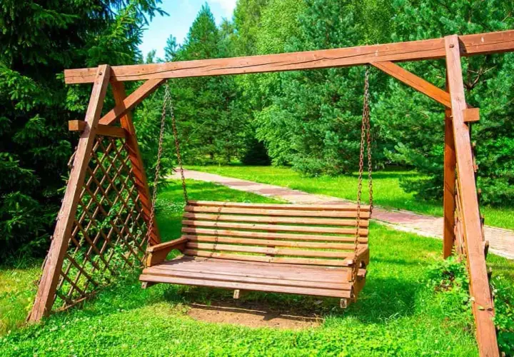 Jakie drzewo na huśtawkę ogrodową: wybierz materiał na lata użytkowania