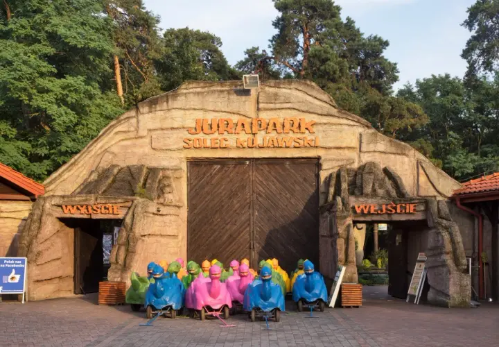 Kolorowe dinozaury czekają na dzieci przed wejściem do Juraparku Solec Kujawski. To świetne atrakcje dla dzieci w Kujawsko-Pomorskiem!