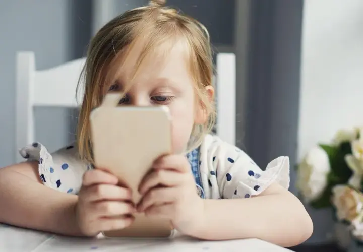 Jak telefon komórkowy wpływa na rozwój dziecka - negatywne skutki ekranów