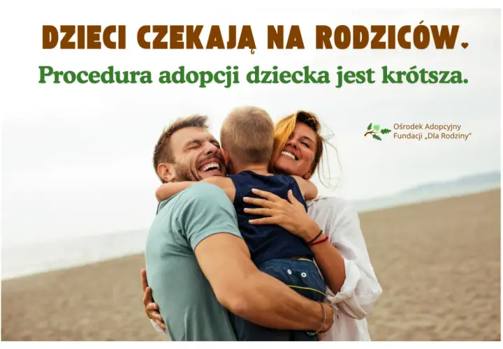Szczęśliwa rodzina na plaży. Procedura adopcji dziecka jest krótsza, dzieci czekają na rodziców.