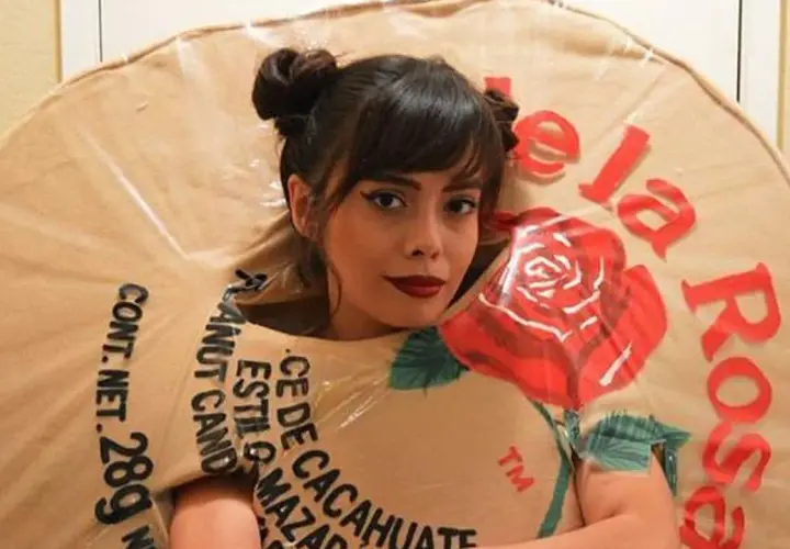 Kobieta w stroju opakowania z różą i napisem "La Rosa".