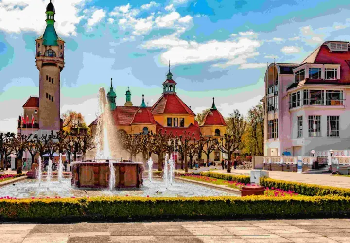 Fontanna i zabytkowe budynki w Sopocie, idealne miejsce na atrakcje dla dzieci.