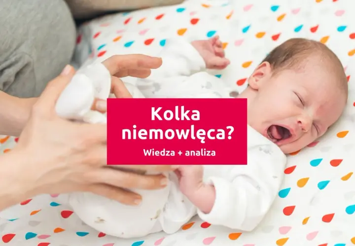Płacz niemowlaka może oznaczać kolkę jelitową. Rodzic próbuje ukoić dziecko.