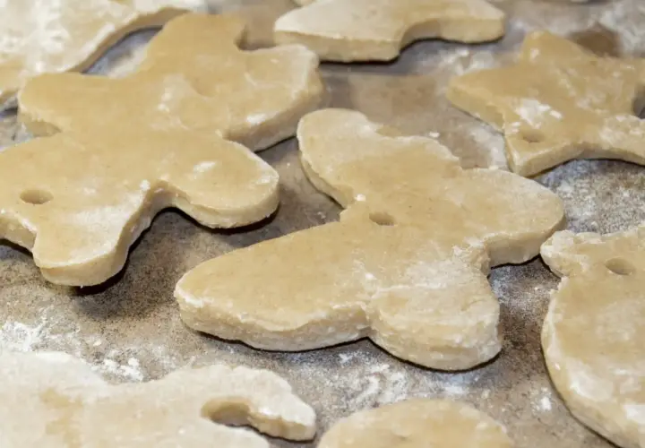 Wycinanki z masy solnej, gotowe do pieczenia. Prosty przepis na masę solną pozwala stworzyć ozdoby.