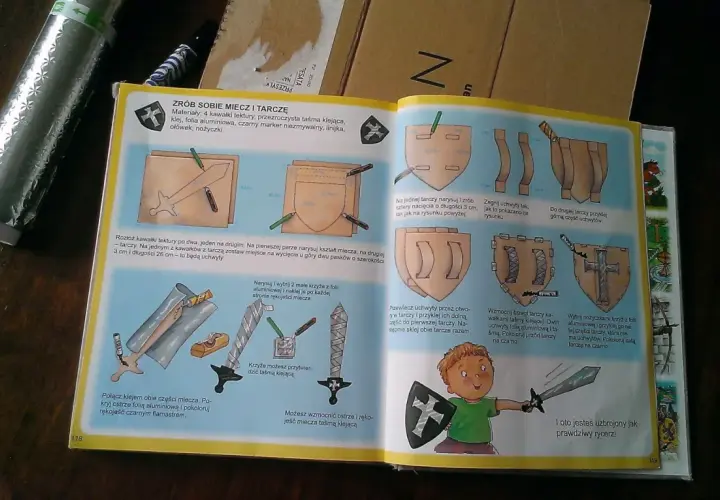 Instrukcja krok po kroku, jak zrobić hełm rycerski i inne akcesoria z tektury i folii aluminiowej.