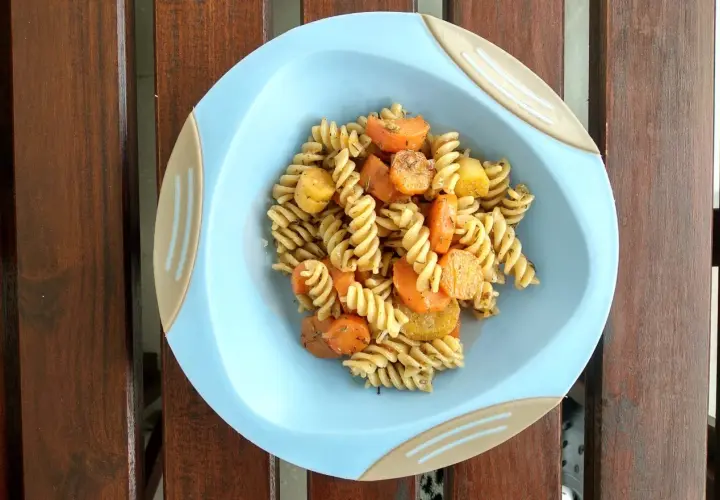 Kolorowy makaron fusilli z marchewką i ziemniakami, idealny pomysł na obiad dla dzieci.