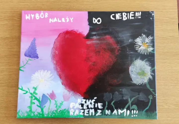 Praca plastyczna: serce podzielone na jasną i ciemną stronę, z napisem "Wybór należy do Ciebie!!! Rzuć palenie razem z nami!!!".