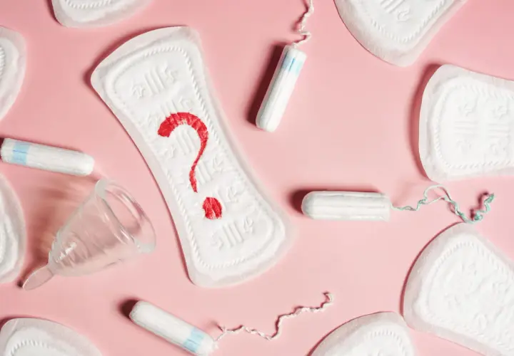 Pytajnik z krwi na podpaskach i tamponach. Czy to plamienie w ciąży?
