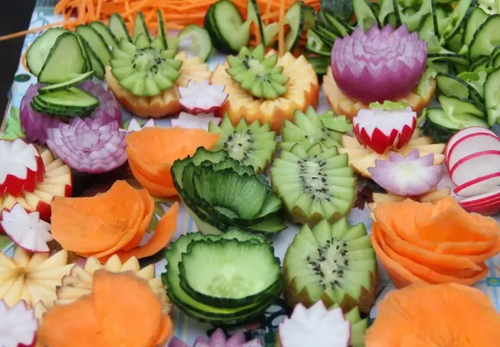 Inspiracja na przebranie za owoc lub warzywo: rzeźbione marchewki, kiwi, ogórki, rzodkiewki i cebula wyglądają jak kwiaty.