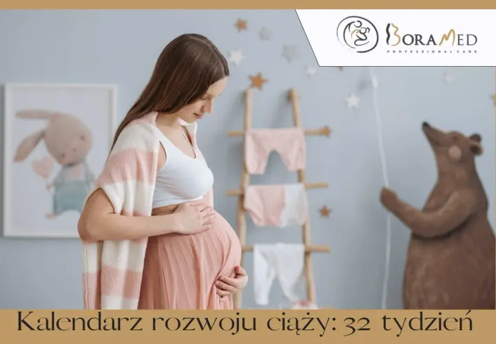 Kobieta w 32 tygodniu ciąży, z dłońmi na brzuchu, w pokoju dziecięcym z pluszowym misiem i ubrankami.