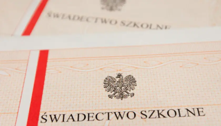 Zbliżenie na polskie świadectwo szkolne z godłem orła i czerwono-białym paskiem.