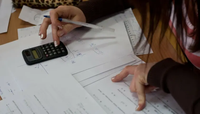 Uczeń rozwiązuje zadania z matematyki, licząc na kalkulatorze. Każdy punkt na egzaminie ósmoklasisty to cenny procent wiedzy.