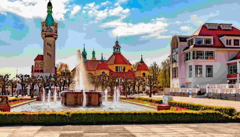 Fontanna i zabytkowe budynki w Sopocie, idealne miejsce na atrakcje dla dzieci.