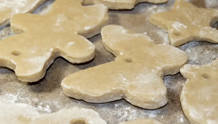 Wycinanki z masy solnej, gotowe do pieczenia. Prosty przepis na masę solną pozwala stworzyć ozdoby.
