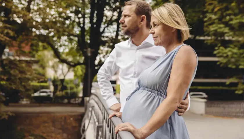 Para zapatrzona w przyszłość. Ciąża geriatryczna nie przeszkodzi w realizacji marzeń o powiększeniu rodziny.