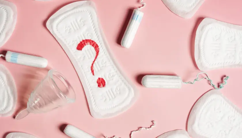Pytajnik z krwi na podpaskach i tamponach. Czy to plamienie w ciąży?