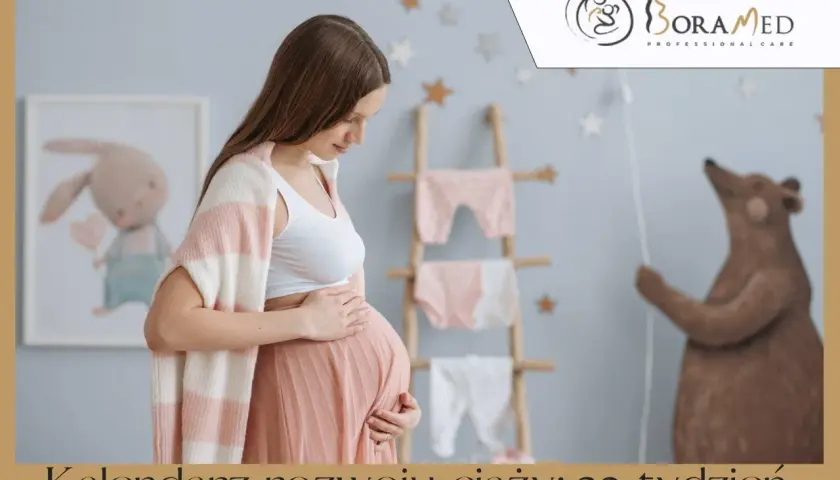 Kobieta w 32 tygodniu ciąży, z dłońmi na brzuchu, w pokoju dziecięcym z pluszowym misiem i ubrankami.