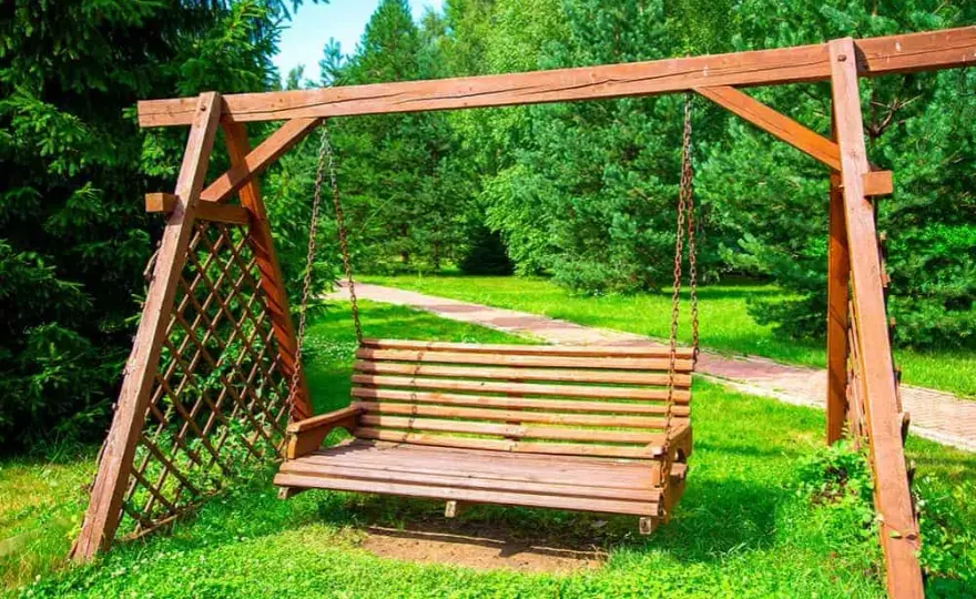 Jakie drzewo na huśtawkę ogrodową: wybierz materiał na lata użytkowania