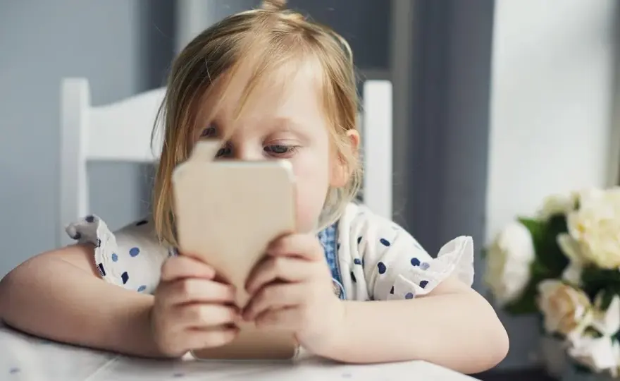 Jak telefon komórkowy wpływa na rozwój dziecka - negatywne skutki ekranów