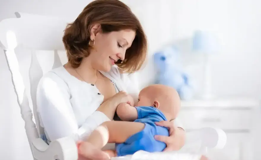 Ulewanie u noworodka - kiedy to norma, a kiedy do lekarza?