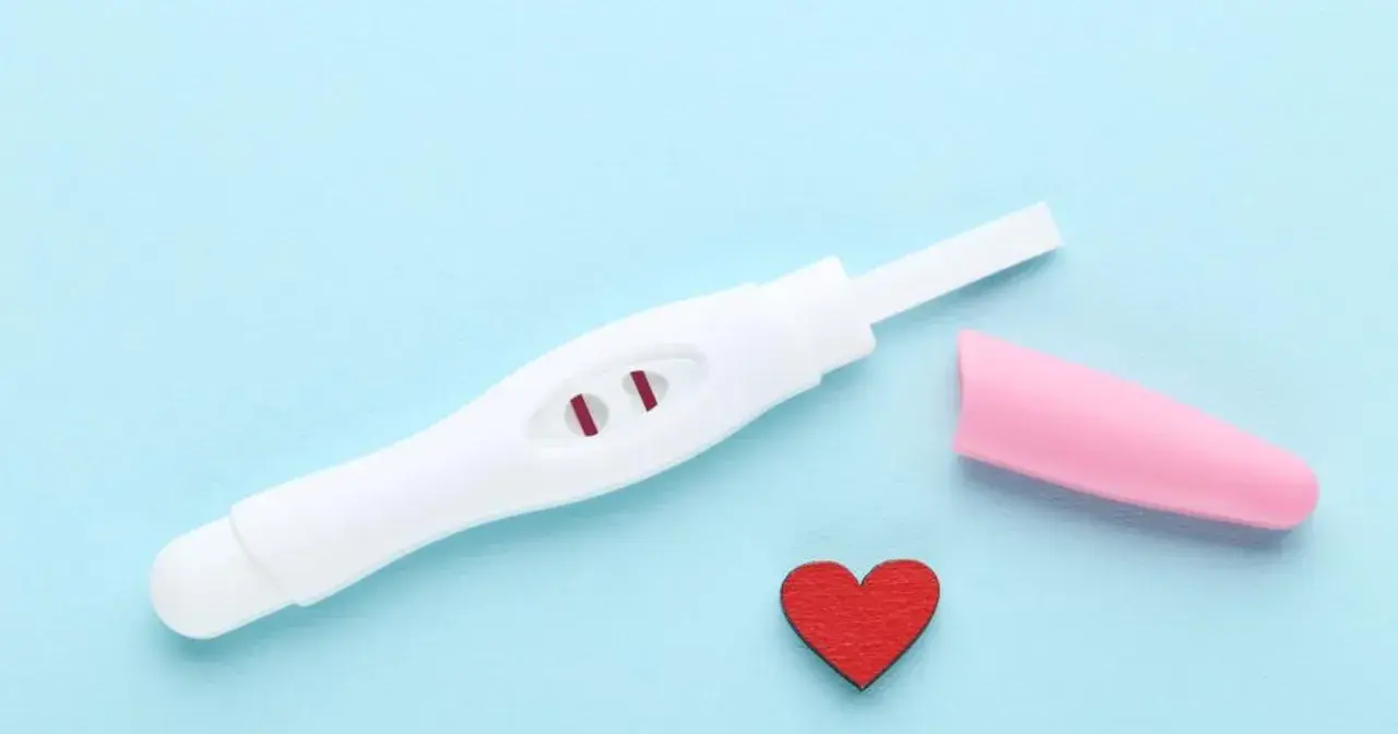 Test ciążowy z dwoma czerwonymi kreskami i serduszkiem. Kiedy najlepiej zrobić test ciążowy? Odpowiedź może być blisko.