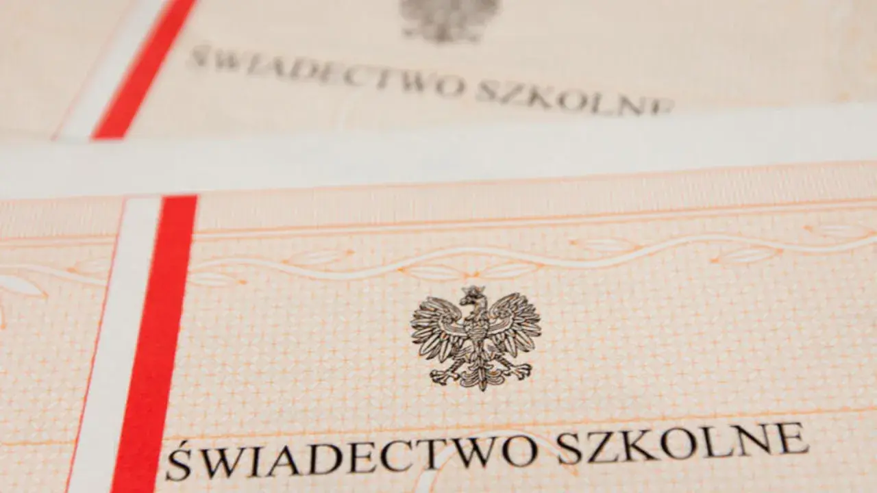 Zbliżenie na polskie świadectwo szkolne z godłem orła i czerwono-białym paskiem.
