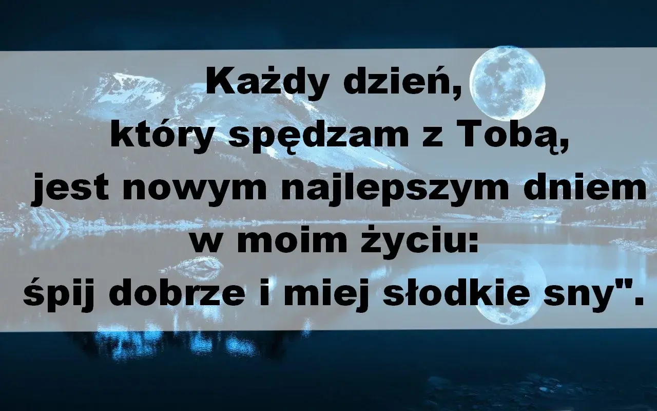 Piękny krajobraz z księżycem i cytatem: "Każdy dzień, który spędzam z Tobą, jest nowym najlepszym dniem w moim życiu: śpij dobrze i miej słodkie sny". To życzenia na dobranoc od serca.