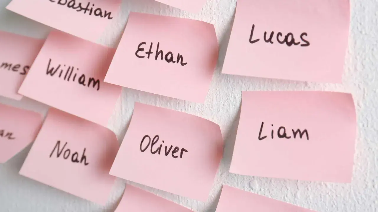 Różowe karteczki z wypisanymi popularnymi amerykańskimi imionami żeńskimi: Ethan, Lucas, Liam, Oliver, Noah, William.